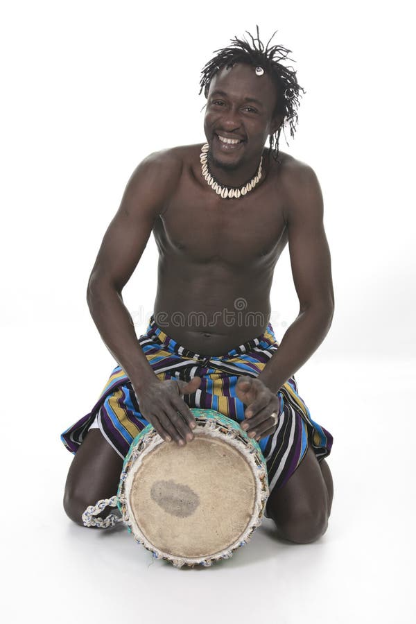 Afrikansk person med djembe på vit bakgrund royaltyfri bild Afrikansk person med djembe på vit bakgrund royaltyfri bild
