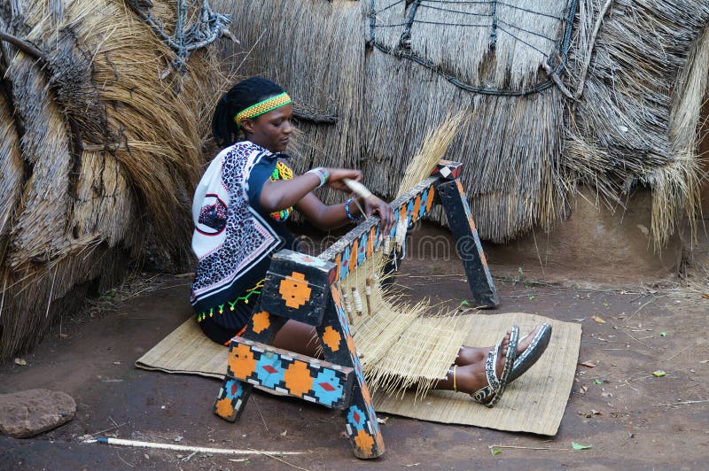 Afrikansk zulu- kvinna som bär traditionell handgjord dräktvävst royaltyfri fotografi Afrikansk zulu- kvinna som bär traditionell handgjord dräktvävst royaltyfri fotografi
