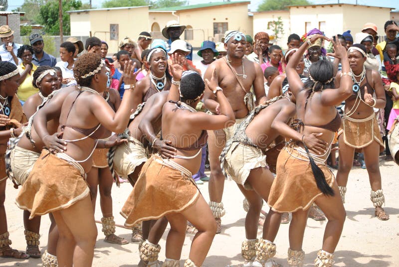 Afrikanska dansare som underhåller en folkmassa arkivfoton Afrikanska dansare som underhåller en folkmassa arkivfoton