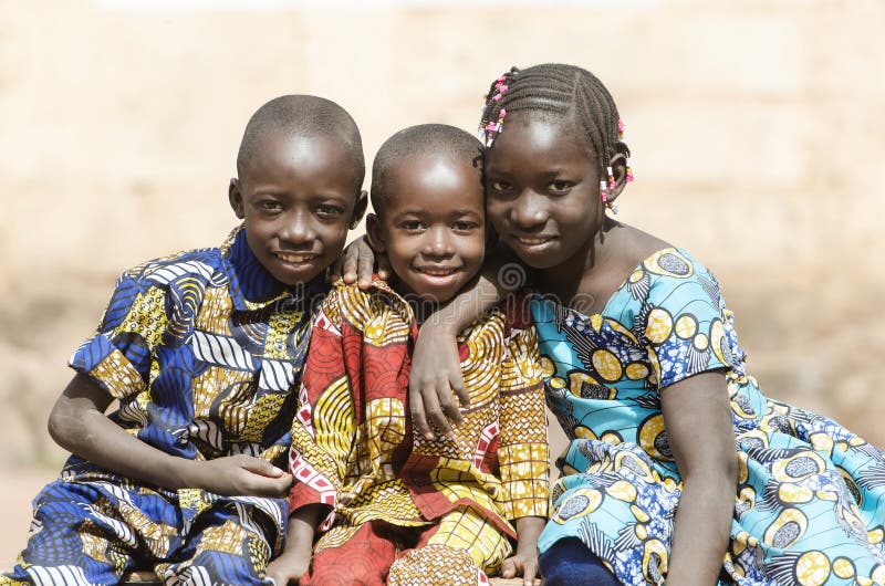 Afrikanska familjpojkar och flickor som ler att skratta i Afrika arkivfoto Afrikanska familjpojkar och flickor som ler att skratta i Afrika arkivfoto