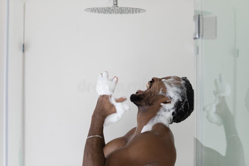 Afro-americano arrabbiato insoddisfatto per la doccia rotta