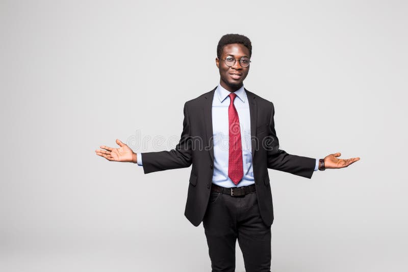 Afro-americano do homem de negócio que faz um equilíbrio no fundo cinzento imagem de stock royalty free Afro-americano do homem de negócio que faz um equilíbrio no fundo cinzento imagem de stock royalty free
