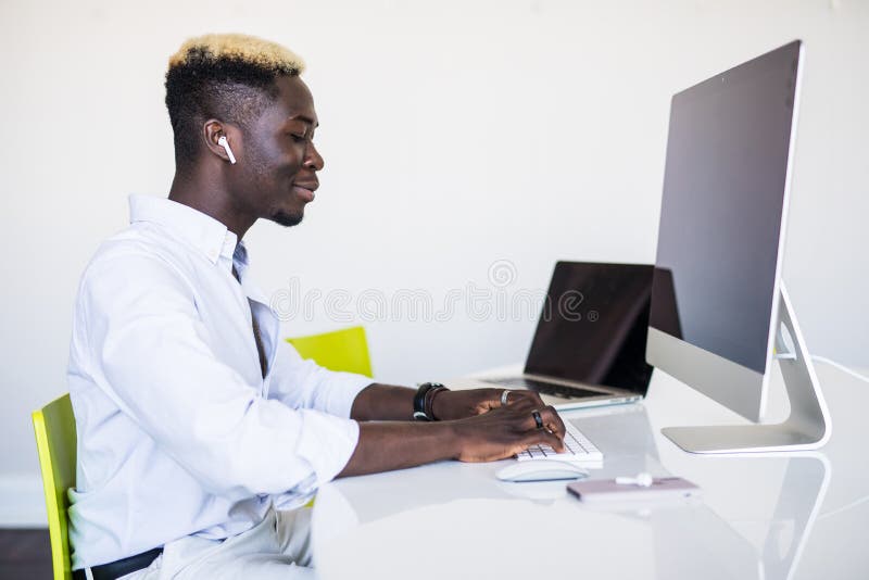 Afro Amerikaanse mens die in call centre werken r mens op werkplaats r De dienst van de klant stock foto Afro Amerikaanse mens die in call centre werken r mens op werkplaats r De dienst van de klant stock foto