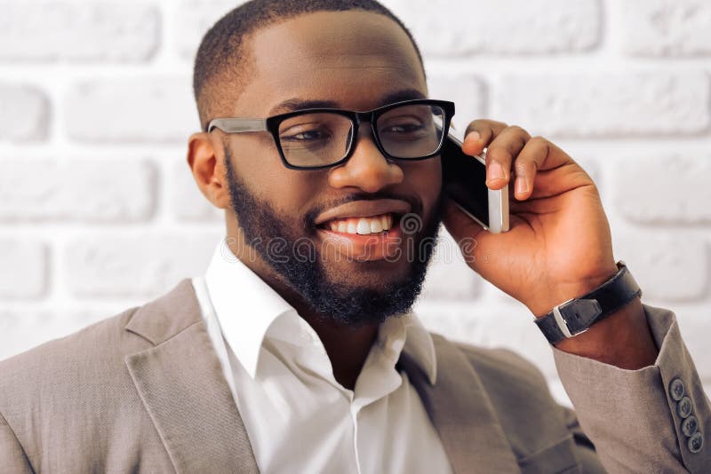 Afro Amerikaanse zakenman met gadget stock afbeeldingen Afro Amerikaanse zakenman met gadget stock afbeeldingen