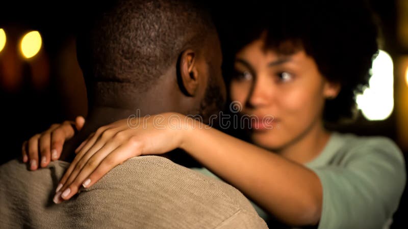 Afro- amerikanska vänner kopplar ihop krama, det intima datumet, sexuell lust som förför flickan arkivbild Afro- amerikanska vänner kopplar ihop krama, det intima datumet, sexuell lust som förför flickan arkivbild
