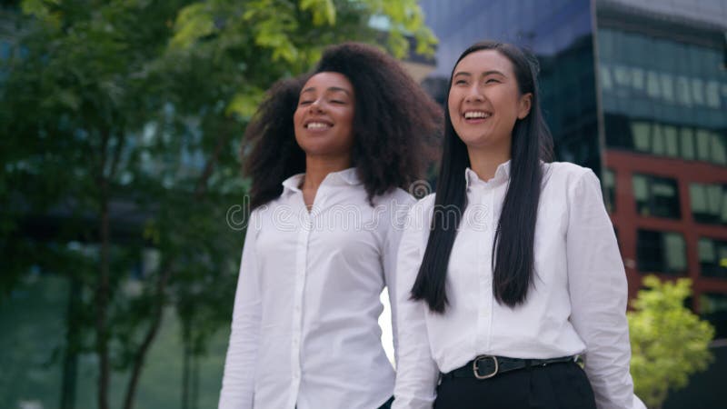 Afro-américaine asiatique coréenne femmes filles femmes d'affaires collègues collègues partenaires discussion banque de vidéos