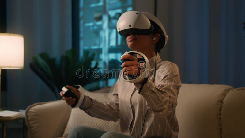 Afro-américaine dans vr casque casque et contrôleurs jouer jeu vidéo réalité virtuelle ar technologie moderne explorer