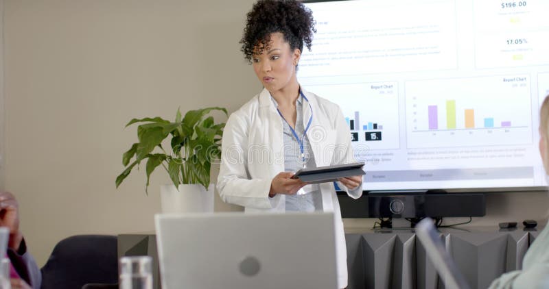 Afro-américaine femme médecin utilisant tablette avec espace de copie ralenti