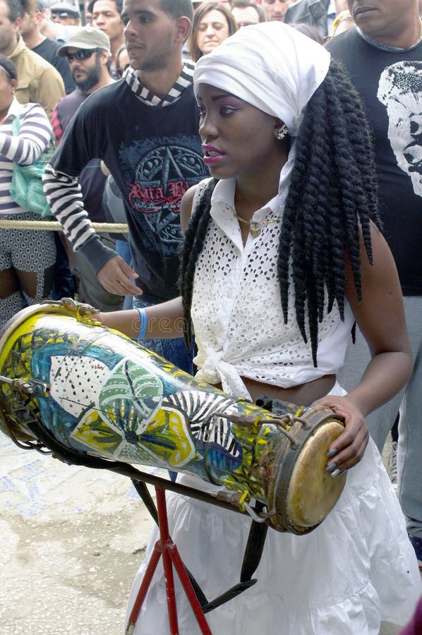Afro-Kubanerfrauschlagzeuger stockfotografie Afro-Kubanerfrauschlagzeuger stockfotografie