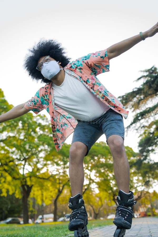 Portrait De Jeune Homme Latin Roller à L'extérieur Dans La Rue