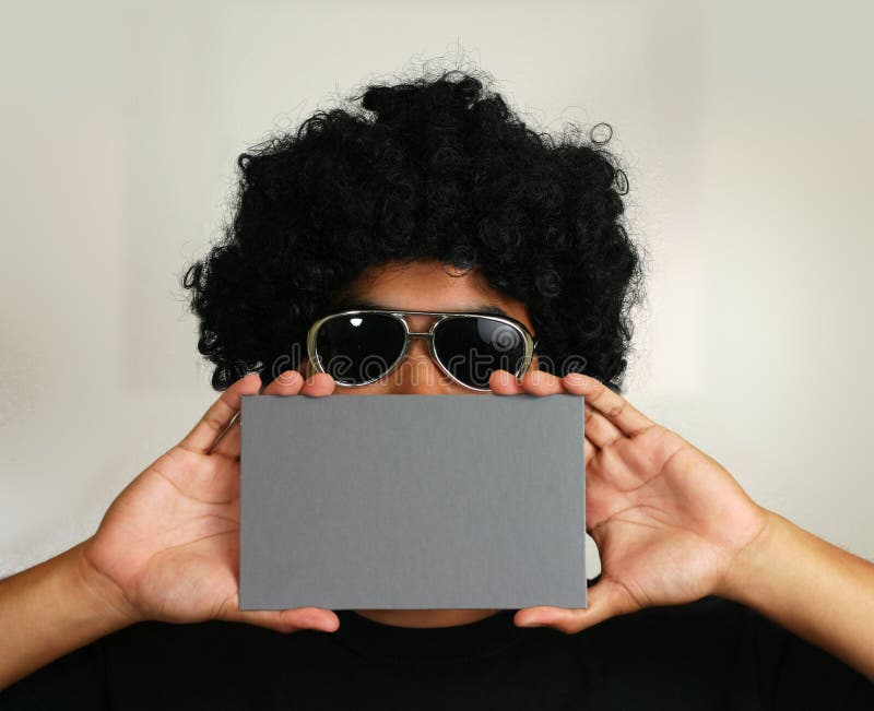 Afro-Mann, der unbelegte Karte anhält lizenzfreie stockfotos Afro-Mann, der unbelegte Karte anhält lizenzfreie stockfotos