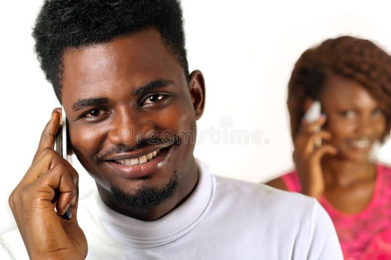 Afro mężczyzna na telefonie komórkowym fotografia royalty free Afro mężczyzna na telefonie komórkowym fotografia royalty free