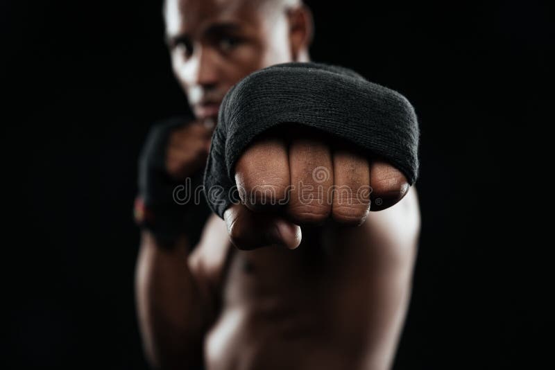 Afroamerican kickboxer przygotowywający walczyć