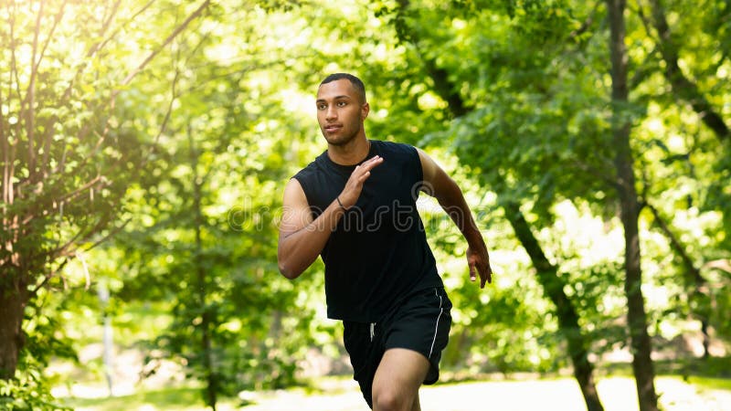 Afroamericano ha creato un corso di formazione per gli sprinter per le gare nello spazio di copia del parco estivo immagine stock