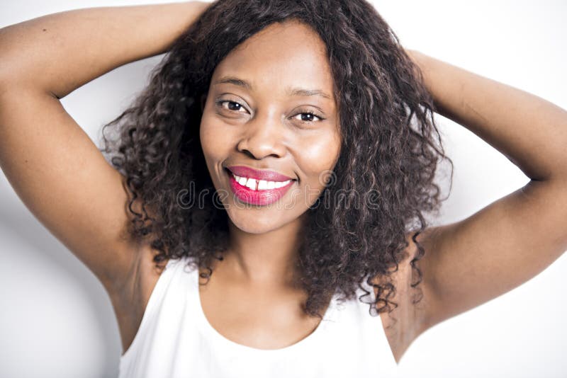 Afroamericano nero piacevole sul fondo bianco dello studio fotografia stock libera da diritti
