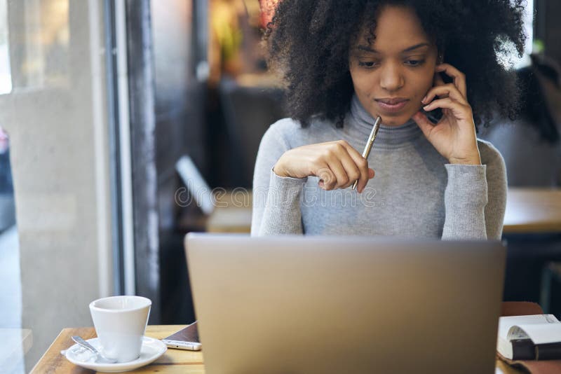 Afroamericano rizado en una chaqueta gris imágenes de archivo libres de regalías