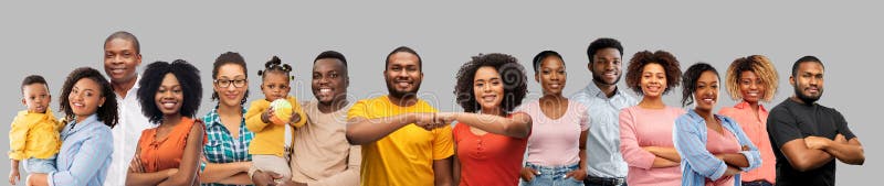 Afroamericanos felices sobre fondo gris