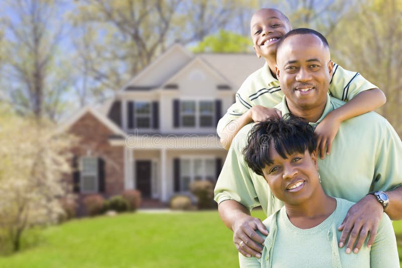 Afroamerikaner-Familie vor schönem Haus stockbilder Afroamerikaner-Familie vor schönem Haus stockbilder