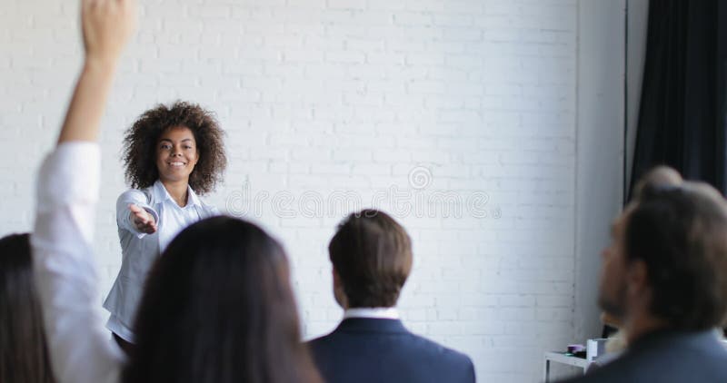 Afroamerikaner-Geschäftsfrau-Leading Presentation Explain-Gruppe Geschäftsleute neue Strategie-während der Konferenz