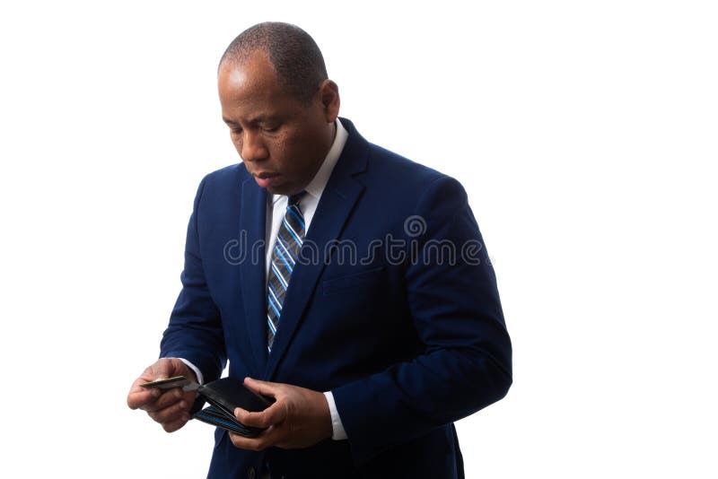 Afroamerikaner-Mann, der Kreditkarte betrachtet stockfoto Afroamerikaner-Mann, der Kreditkarte betrachtet stockfoto