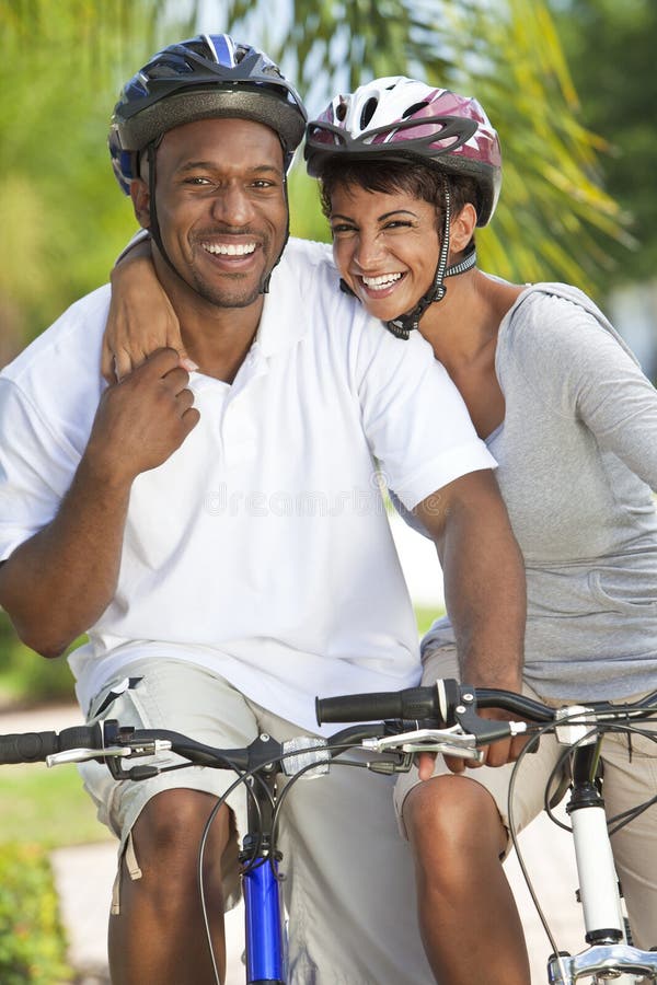 Afroamerikaner-Mann-u. Frauen-Paar-Radfahren stockbild Afroamerikaner-Mann-u. Frauen-Paar-Radfahren stockbild