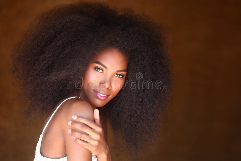 Afroamerikaner-schwarze Frau mit dem großen Haar stockbilder Afroamerikaner-schwarze Frau mit dem großen Haar stockbilder