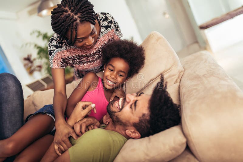 Afroamerikanerfamilie, die zusammen Zeit zu Hause verbringt