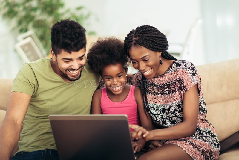 Afroamerikanerfamilie unter Verwendung des Laptops zu Hause stockfoto Afroamerikanerfamilie unter Verwendung des Laptops zu Hause stockfoto