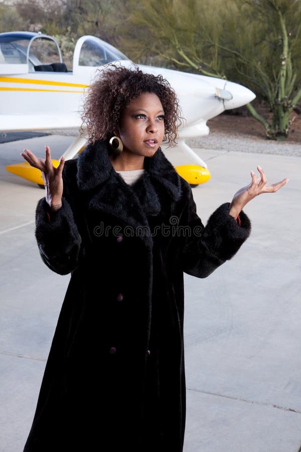 Afroamerikanerfrau, die am Flughafen wartet stockfotos Afroamerikanerfrau, die am Flughafen wartet stockfotos