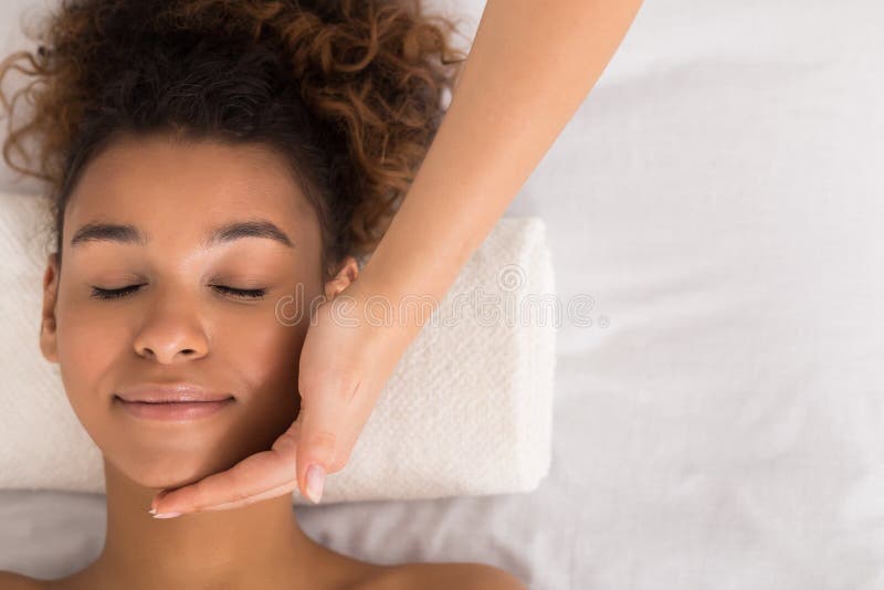 Afroamerikanerfrau, die Gesichtsmassage am Schönheitssalon erhält stockfoto Afroamerikanerfrau, die Gesichtsmassage am Schönheitssalon erhält stockfoto