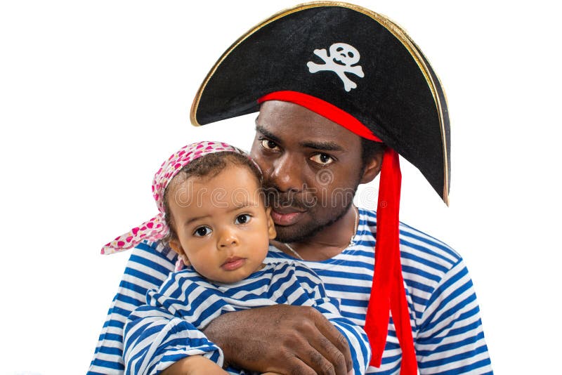 Afroamerikanerkinderjunge und -vater im Kostümpiraten auf weißem Hintergrund. stockfotografie Afroamerikanerkinderjunge und -vater im Kostümpiraten auf weißem Hintergrund. stockfotografie