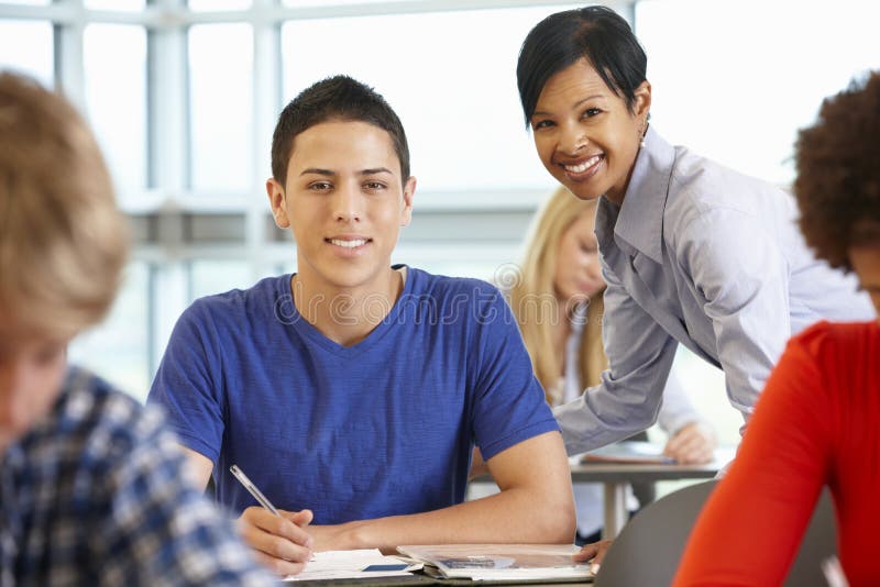 Afroamerikanerlehrer in der Klasse mit Studenten lizenzfreie stockfotos Afroamerikanerlehrer in der Klasse mit Studenten lizenzfreie stockfotos