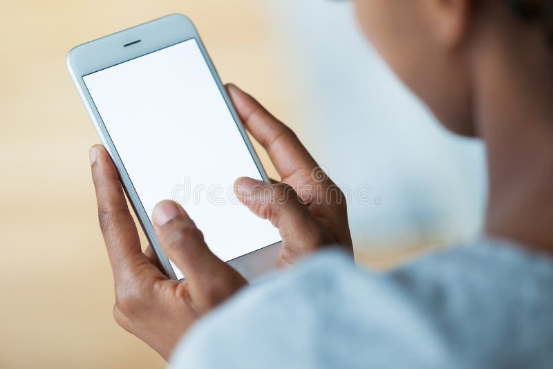 Afroamerikanerperson, die einen mobilen Taktilsmartphone - Querstation hält