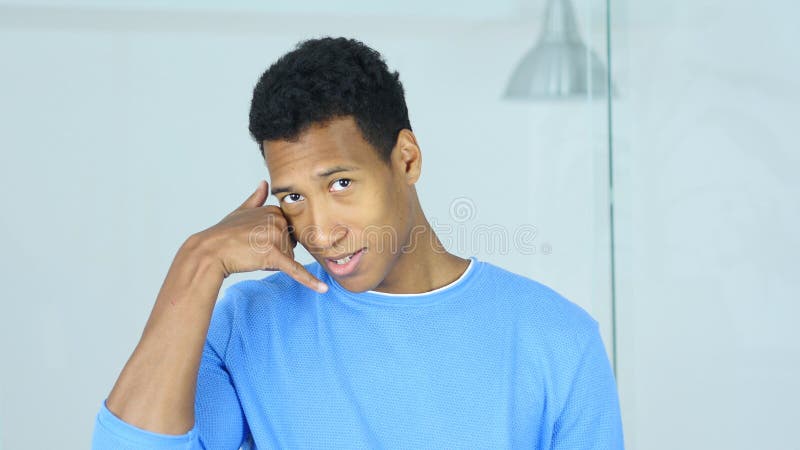 Afroer-amerikanisch Mann rufen uns für Hilfsgeste an stockbild Afroer-amerikanisch Mann rufen uns für Hilfsgeste an stockbild