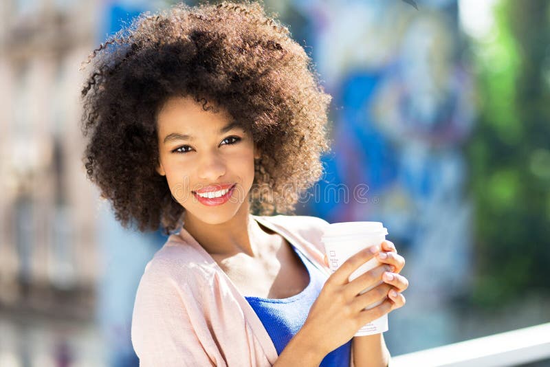 Afrofrau mit Kaffee zum Mitnehmen lizenzfreie stockfotos Afrofrau mit Kaffee zum Mitnehmen lizenzfreie stockfotos