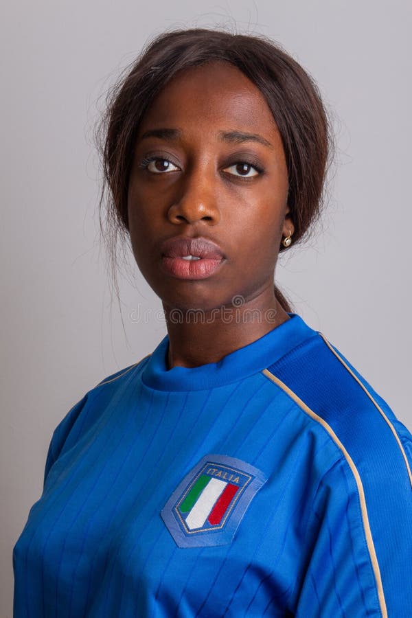 Meisje Met Nationaal Voetbalshirt. Portret Van Een Vrouwelijke Aanhanger Van Het Italiaanse Team. Passie Voor Voetba Stock Afbeelding - Image of meisje, gelijkheid: