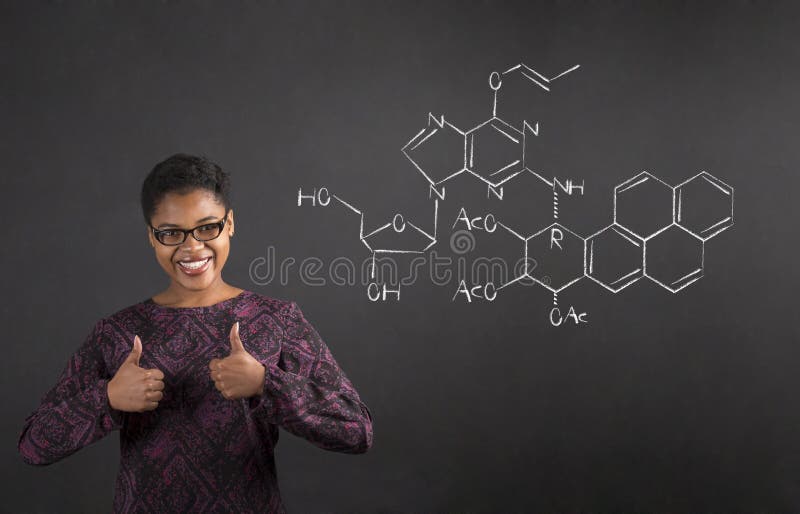 Afrykańska kobieta z aprobaty ręki sygnałem z nauką na blackboard tle fotografia royalty free Afrykańska kobieta z aprobaty ręki sygnałem z nauką na blackboard tle fotografia royalty free