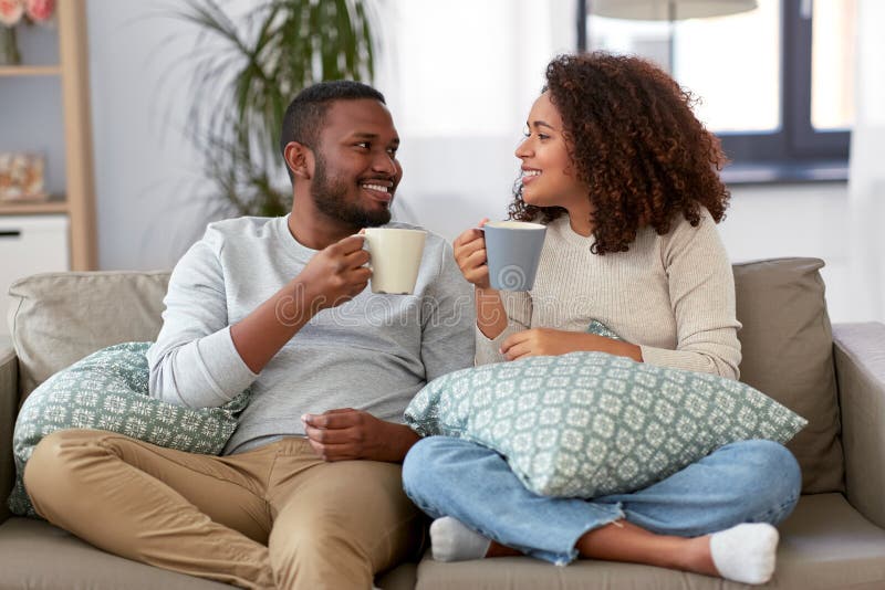 Afrykańska para amerykanska pijąca kawę w domu
