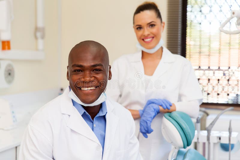 Afrykański dentysty asystent obrazy stock Afrykański dentysty asystent obrazy stock