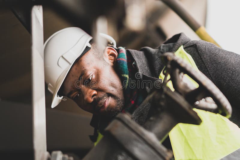 Afrykański inżynier przy pracą na budowie