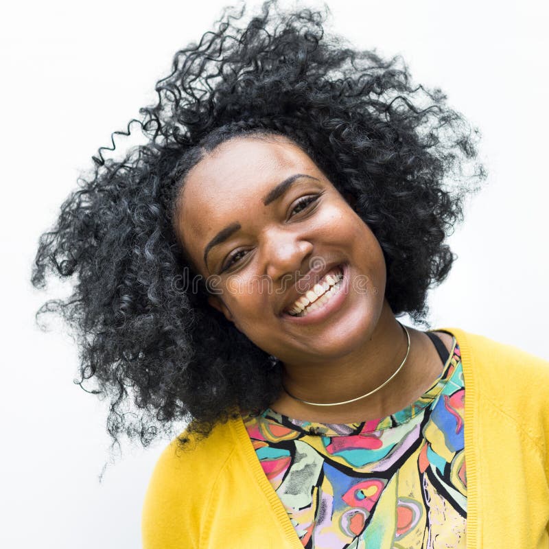 Afrykańskie Pochodzenie Nastoletniej dziewczyny portreta Uśmiechnięty pojęcie