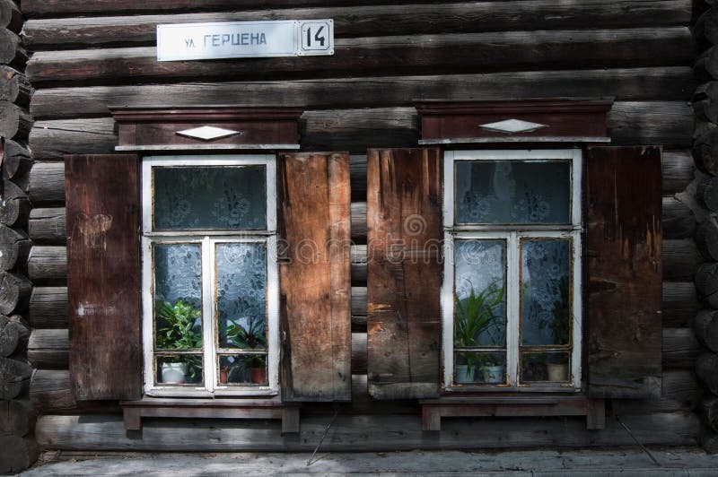 Afsluiting van een oud traditioneel houten huis met ramen in de stad tomsk rusland