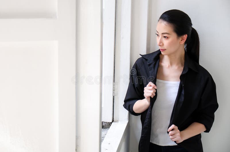 Afsluitingsportret, jonge professionele, zelfverzekerde aziatische vrouw, vriendelijke persoonlijkheid, lachend, kijkend buiten h royalty-vrije stock foto Afsluitingsportret, jonge professionele, zelfverzekerde aziatische vrouw, vriendelijke persoonlijkheid, lachend, kijkend buiten h royalty-vrije stock foto