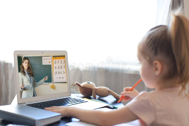 Afstandsonderwijs. vrolijk klein meisje dat een laptop gebruikt en dat door middel van een online e-learning systeem studeert