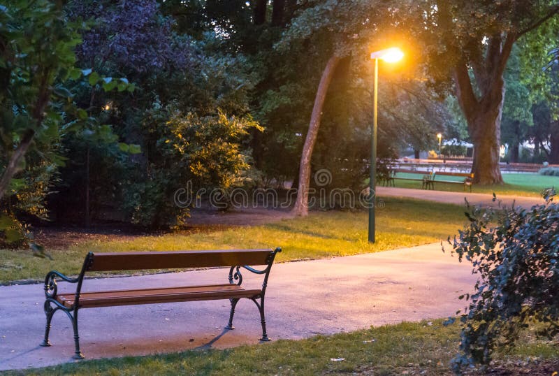 Aftonen parkerar gränden arkivbild Aftonen parkerar gränden arkivbild