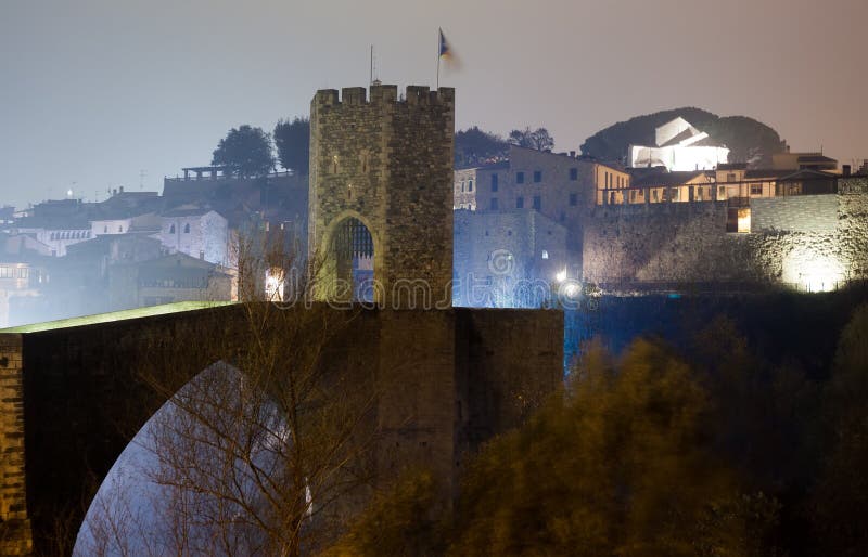 Aftonfoto av den medeltida bron med stadsporten Besalu Catalo arkivfoto Aftonfoto av den medeltida bron med stadsporten Besalu Catalo arkivfoto