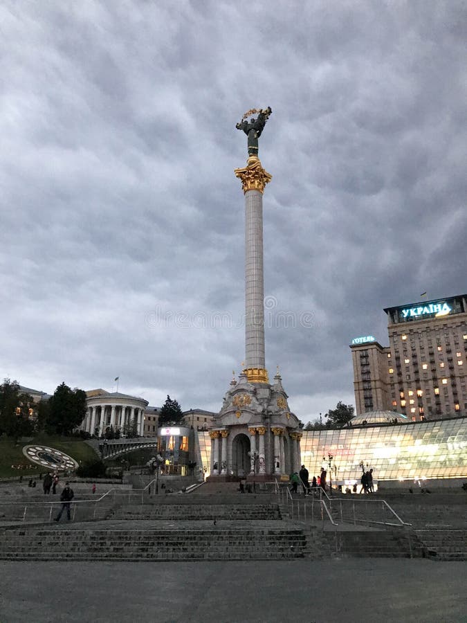 Aftonfoto av självständighetfyrkanten i Kiev royaltyfri foto Aftonfoto av självständighetfyrkanten i Kiev royaltyfri foto