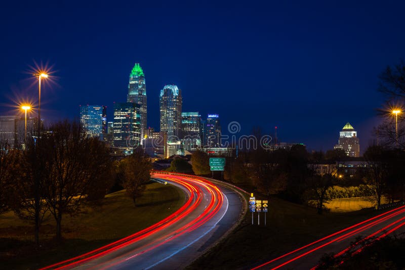 Aftonrusningstidpendlingssträcka i Charlotte, North Carolina 3 royaltyfri foto Aftonrusningstidpendlingssträcka i Charlotte, North Carolina 3 royaltyfri foto