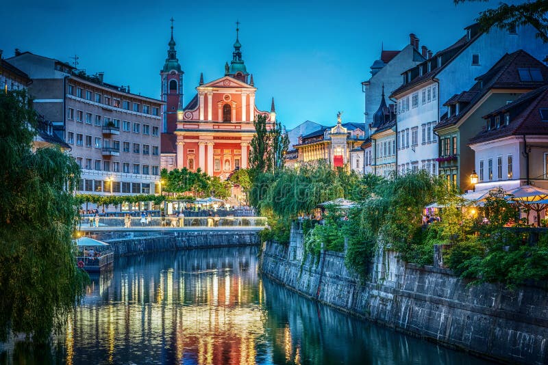 Aftonsikt av bron och den Ljubljanica floden huvudljubljana slovenia arkivbilder