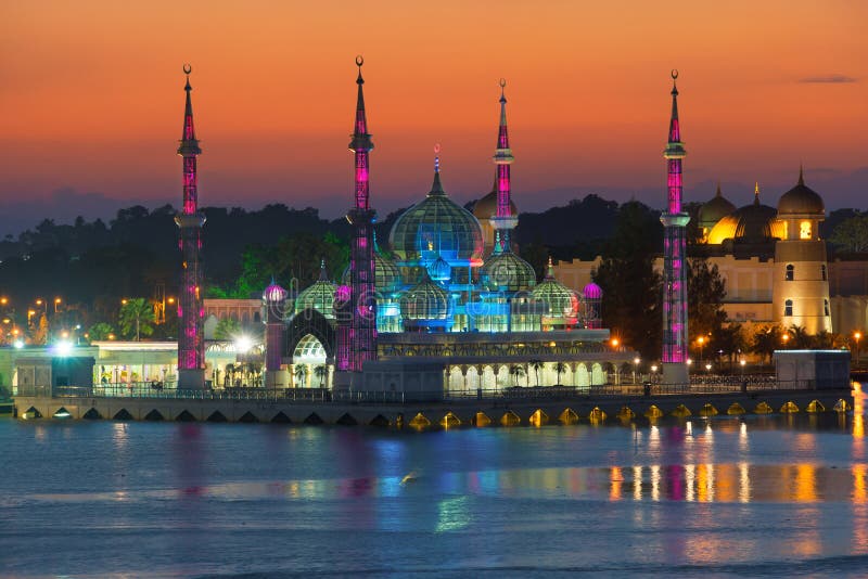 Aftonsikt av den crystal moskén i Kuala Terengganu, Malaysia arkivbilder